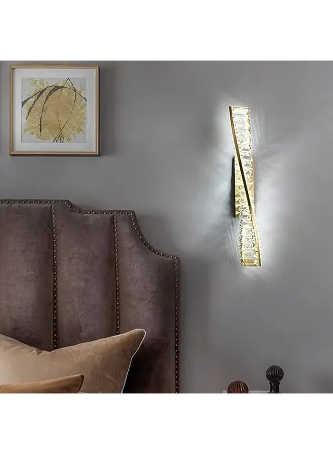 مصباح حائط كريستالي LED أسود حديث مع تحكم في تغيير اللون بثلاثة ألوان وتصميم حلزوني ذهبي، مناسب لغرفة المعيشة أو غرفة النوم أو الدراسة أو الممر، مع إطار معدني وتحكم بالمفتاح وإضاءة دافئة. - Image 1