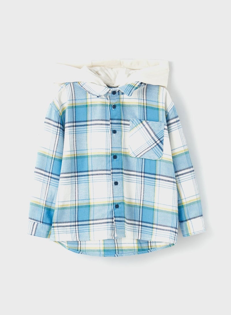 ال سي وايكيكي قميص بنقشة مربعات وياقة هودي للأطفال الرضع - Image 1