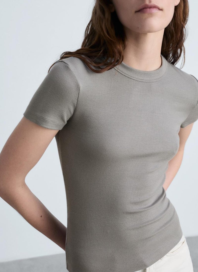 Short-Sleeved Fitted T-Shirt