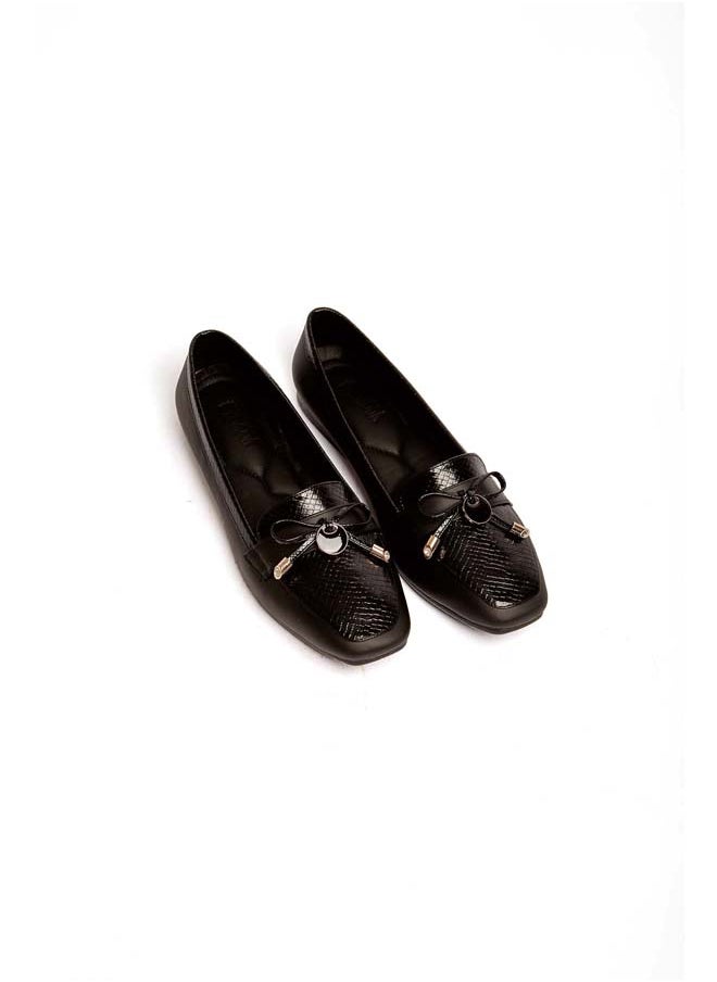 Fancy Faux Leather Flat Shoes With Crco Effect And Front Chain