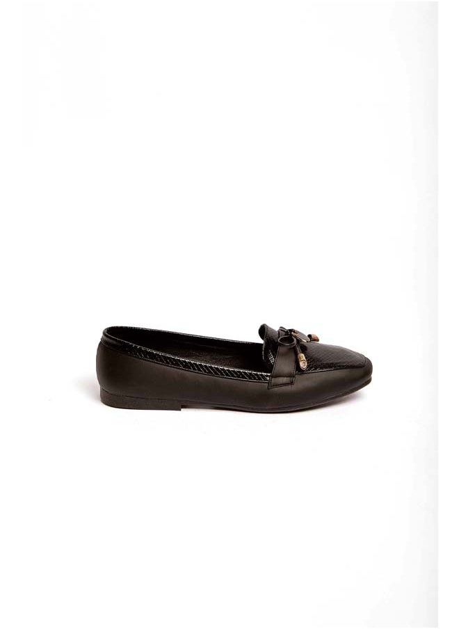 Fancy Faux Leather Flat Shoes With Crco Effect And Front Chain