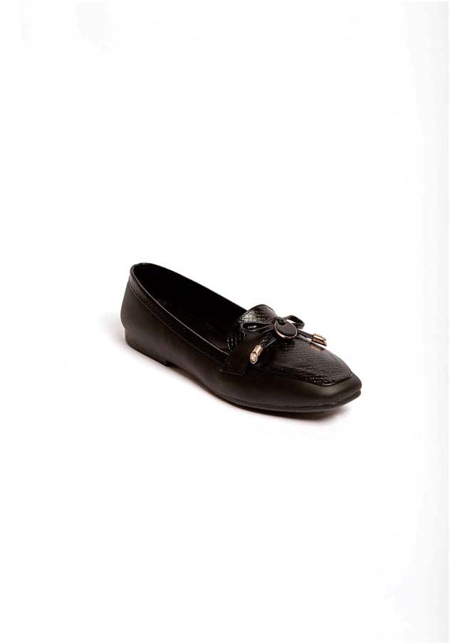 Fancy Faux Leather Flat Shoes With Crco Effect And Front Chain