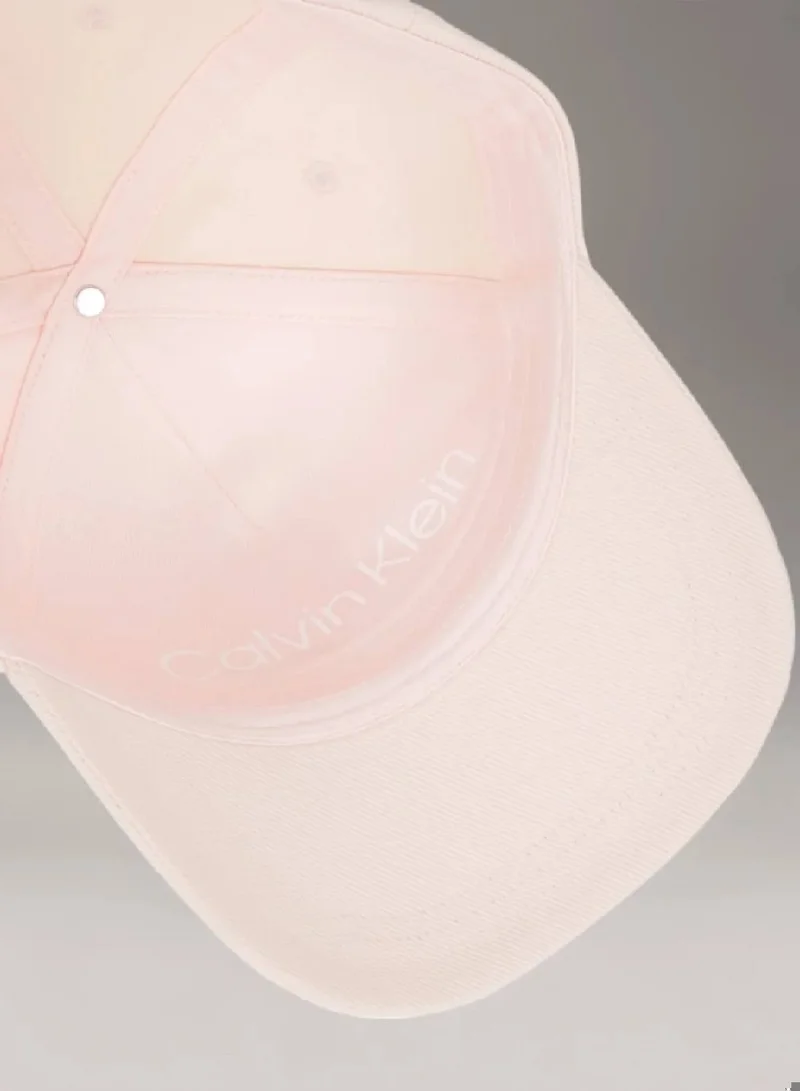 كالفن كلاين قبعة كاب مزينة بشعار كلفن كلاين