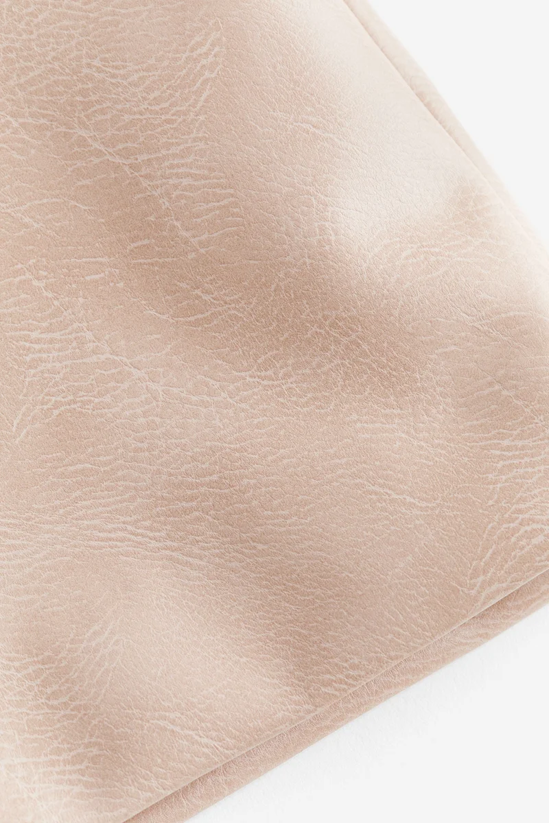 اتش اند ام تنورة قصيرة