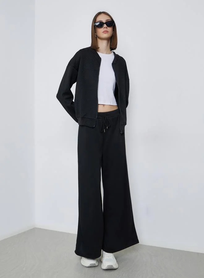 ستايلي جاكيت بقصة عادية وتفاصيل بارزة الملمس