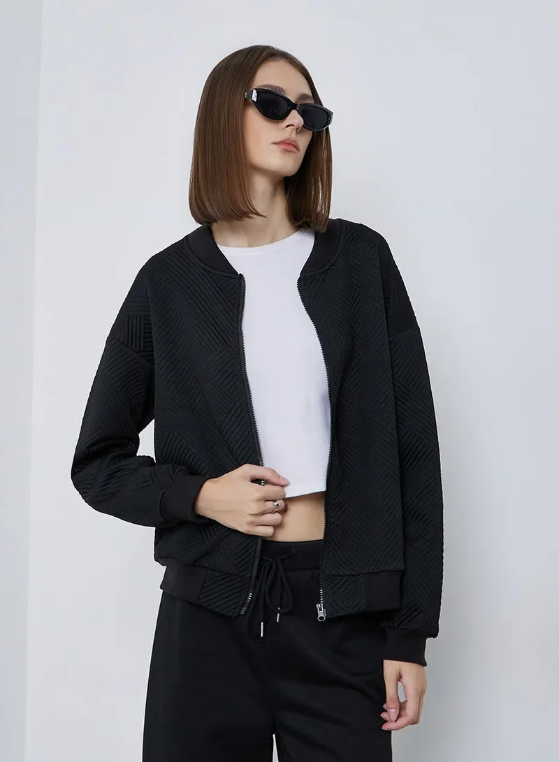 ستايلي جاكيت بقصة عادية وتفاصيل بارزة الملمس