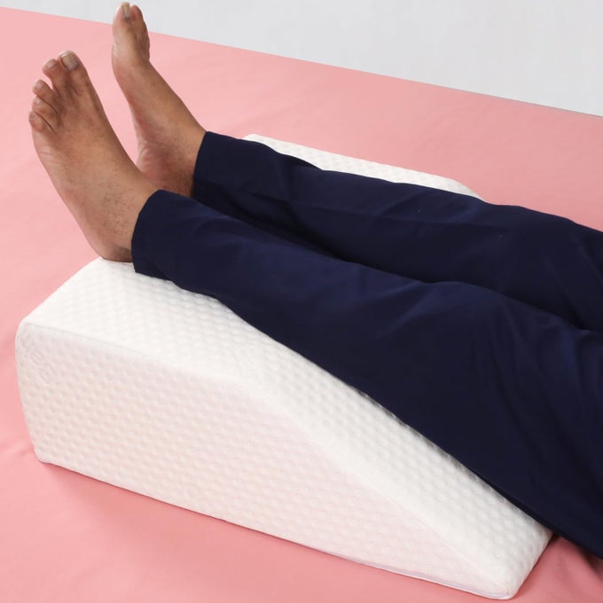 MEDIUM SIZE ORTHOPEDIC BED WEDGE ELEVATED LEG PILLOW FOAM WEDGE FOR LEG ELEVATION REDUCES BACK PAIN IMPROVES BLOOD CIRCULATION FIRM SUPPORTIVE WASHABLE REMOVABLE COVER