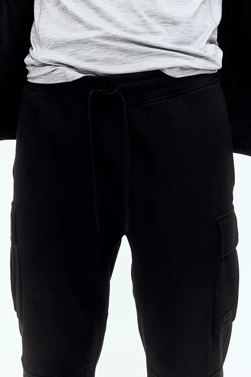 اتش اند ام بنطلون رياضي بنمط كارغو من نسيج دراي موف