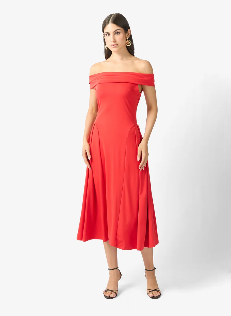 ايلا فستان بكتف مكشوف على شكل حرف