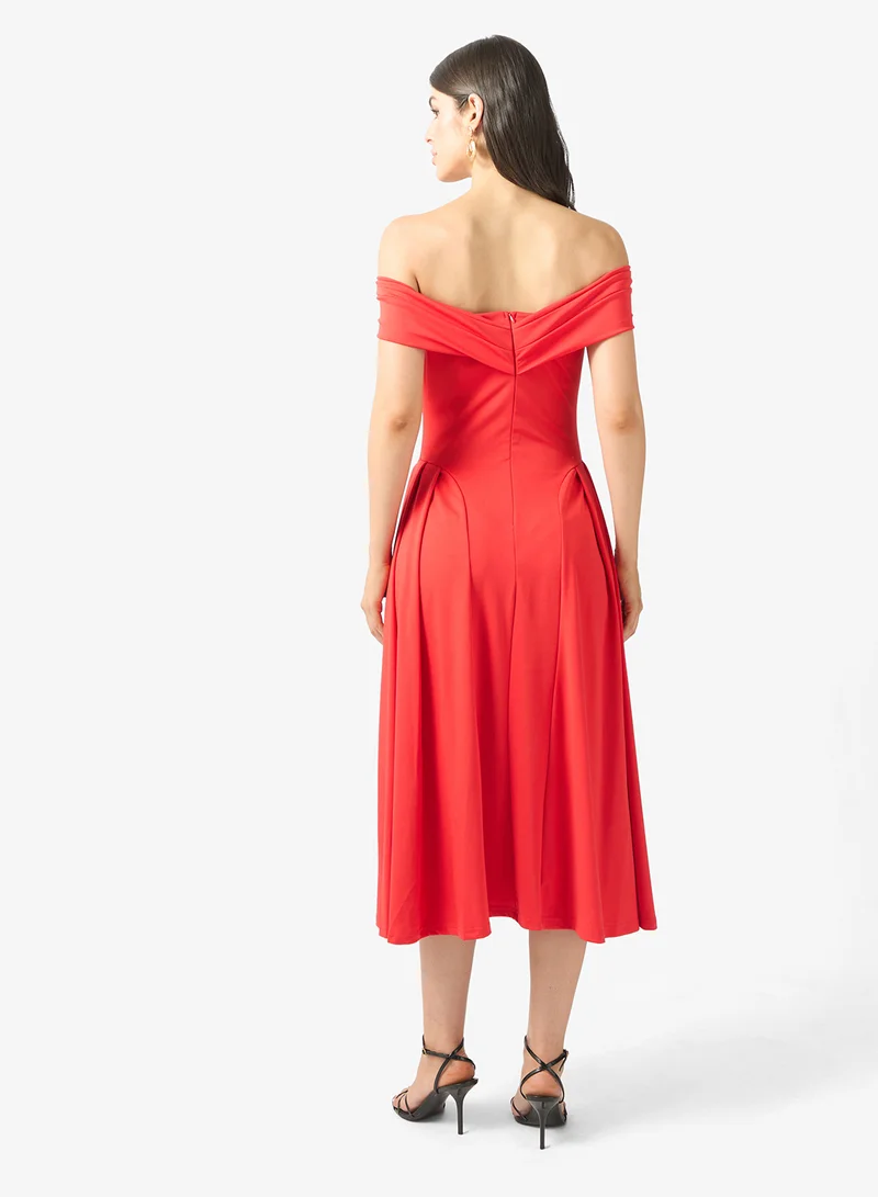 ايلا فستان بكتف مكشوف على شكل حرف