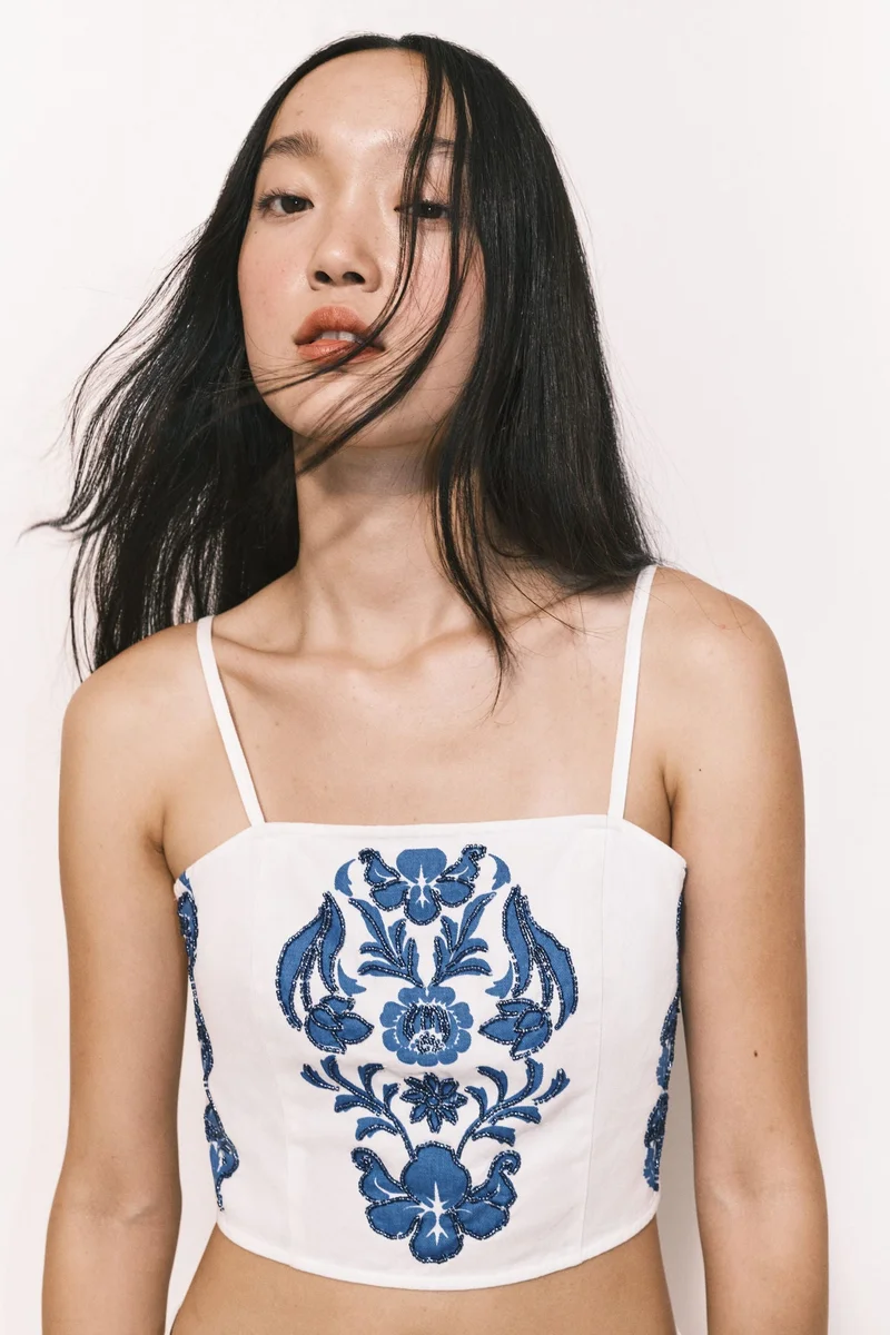 اتش اند ام بلوزة بحمالات مزينة بتفاصيل خرز