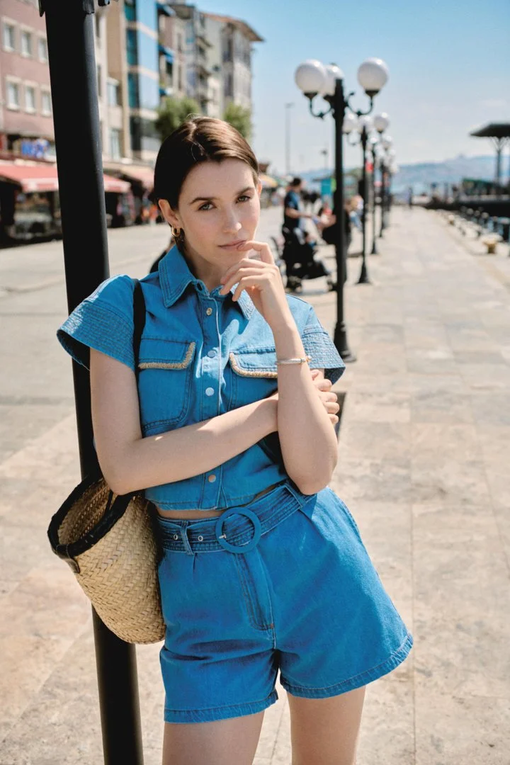 Exquise Comfortable shorts with a belted denim look.