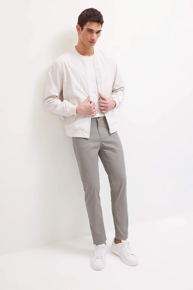 ديفاكتو Slim Fit Zippered Seasonal Light Bomber Jacket