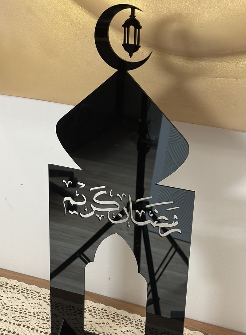 لوحة ستاند ديكور من الأكريليك مزخرف بعبارة رمضان يجمعنا مع شكل هلال وفانوس رمضان - Image 5