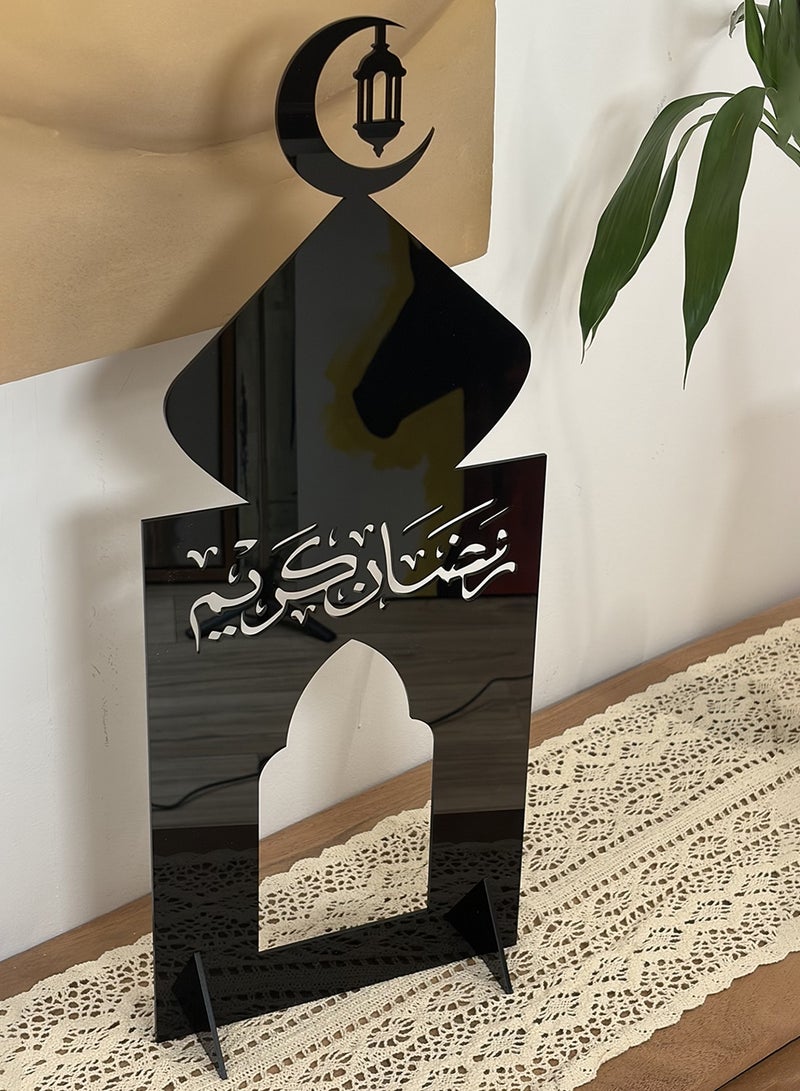 لوحة ستاند ديكور من الأكريليك مزخرف بعبارة رمضان يجمعنا مع شكل هلال وفانوس رمضان - Image 4