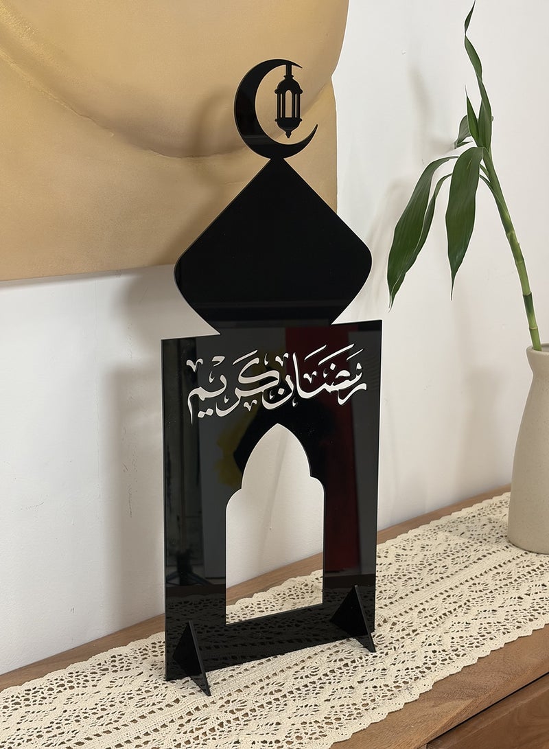لوحة ستاند ديكور من الأكريليك مزخرف بعبارة رمضان يجمعنا مع شكل هلال وفانوس رمضان - Image 1
