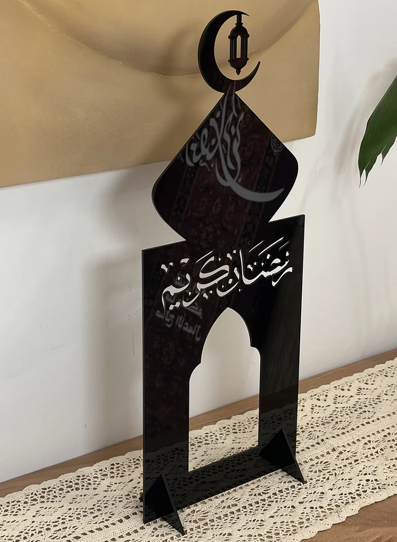 لوحة ستاند ديكور من الأكريليك مزخرف بعبارة رمضان يجمعنا مع شكل هلال وفانوس رمضان