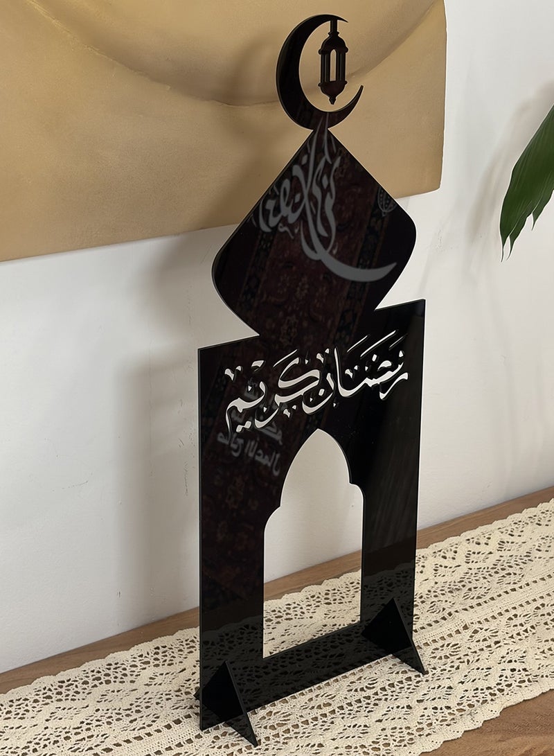 لوحة ستاند ديكور من الأكريليك مزخرف بعبارة رمضان يجمعنا مع شكل هلال وفانوس رمضان - Image 2