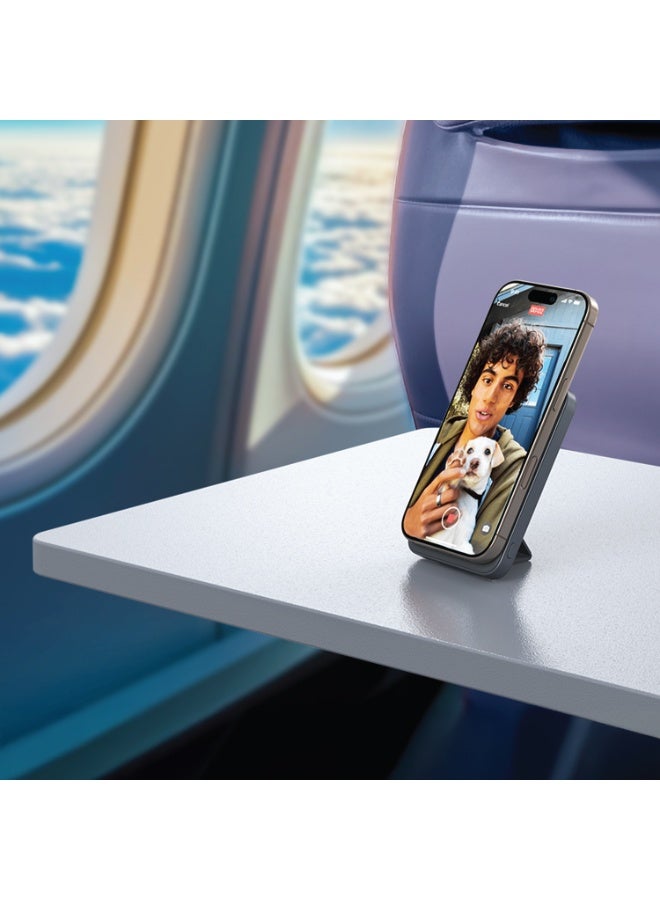 جرين ليون بنك طاقة ASTRO 5000 مللي أمبير 3 في 1 بتقنية MagSafe / شحن لاسلكي بقوة 20 واط بتقنية PD / منفذي USB-C / شاشة رقمية / مسند مدمج - رمادي - Image 2