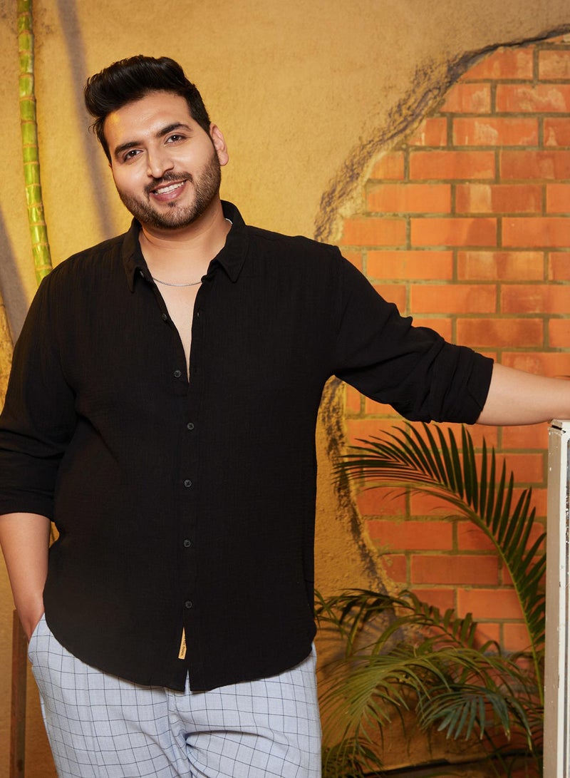 انستافاب بلس قميص رجالي مقاس كبير من إنستافاب بلس بلون أسود عقيقي بنسيج خفيف للملابس الكاجوال بياقة واسعة وأكمام طويلة بأزرار - Image 2