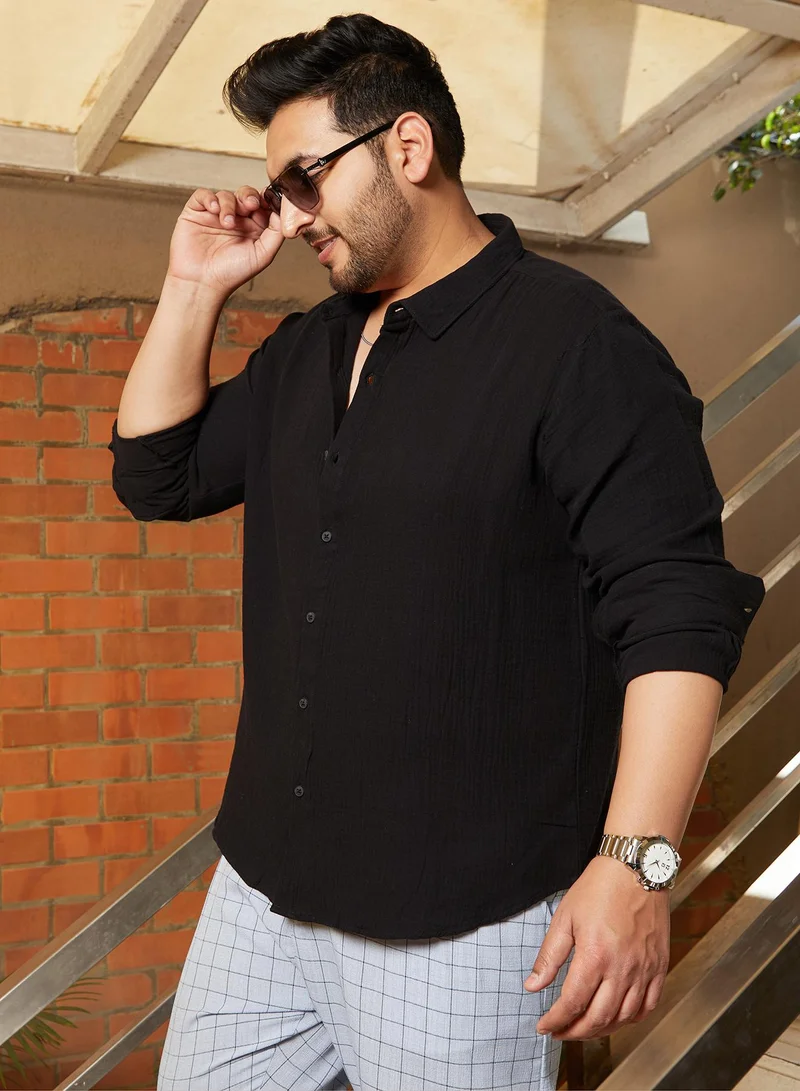 انستافاب بلس قميص رجالي مقاس كبير من إنستافاب بلس بلون أسود عقيقي بنسيج خفيف للملابس الكاجوال بياقة واسعة وأكمام طويلة بأزرار