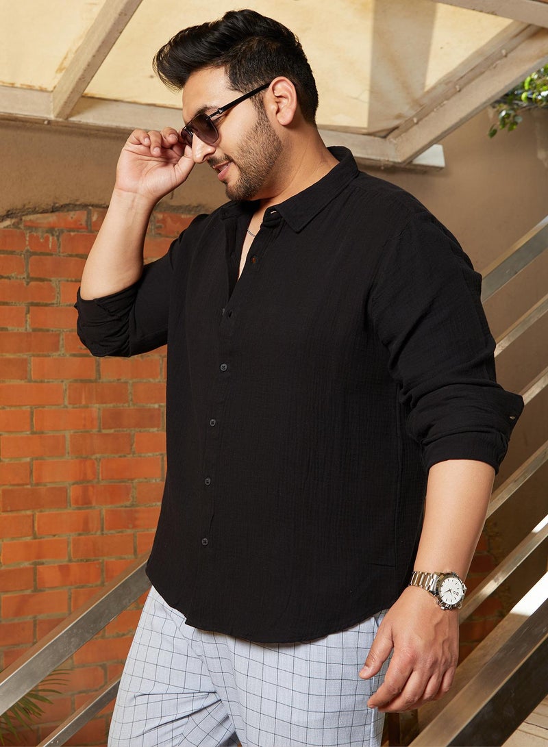 انستافاب بلس قميص رجالي مقاس كبير من إنستافاب بلس بلون أسود عقيقي بنسيج خفيف للملابس الكاجوال بياقة واسعة وأكمام طويلة بأزرار - Image 1