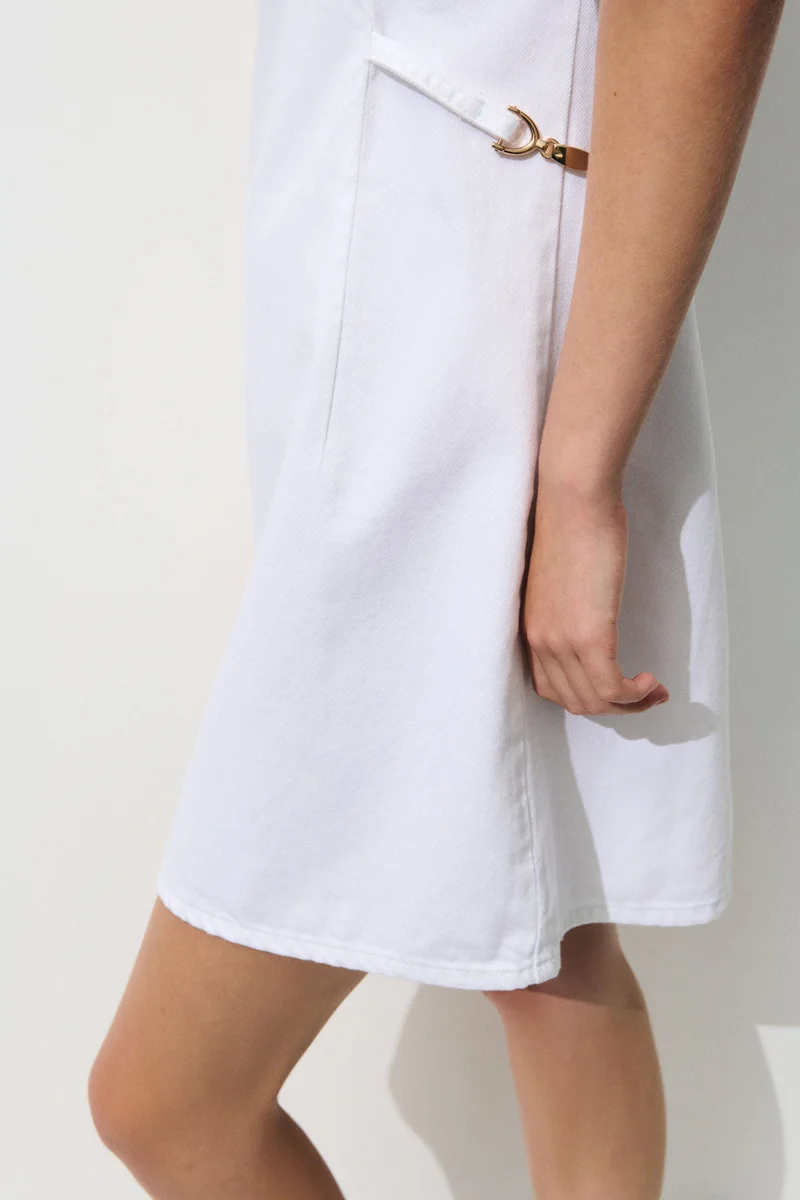 اتش اند ام فستان دنيم بتفاصيل إبزيم