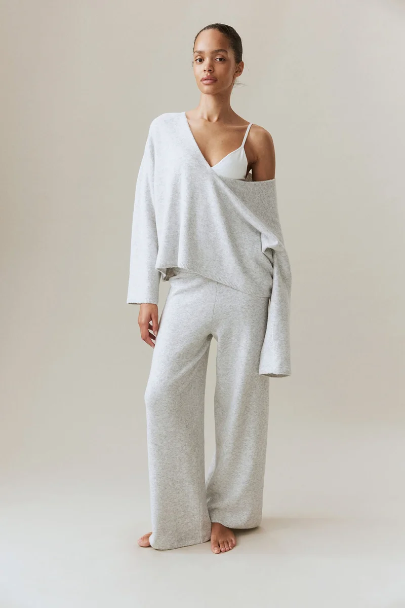 اتش اند ام كنزة بياقة على شكل حرف  محبوكة بدقة