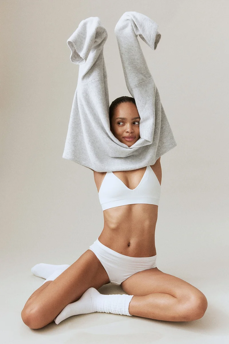 اتش اند ام كنزة بياقة على شكل حرف  محبوكة بدقة