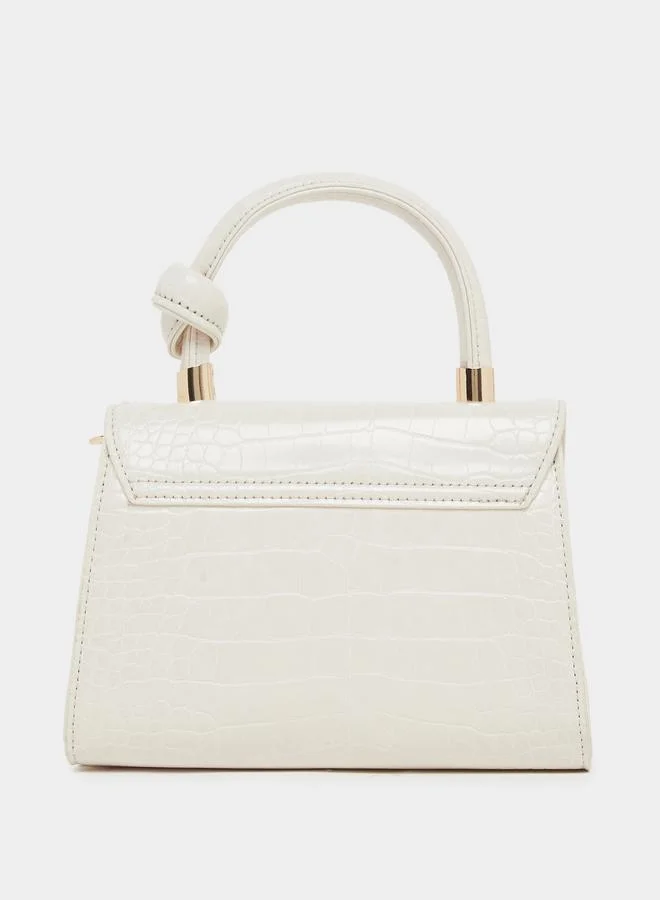 ستايلي شنطة بلون كريمي بنقشة جلد التمساح مع حزام سلسلة