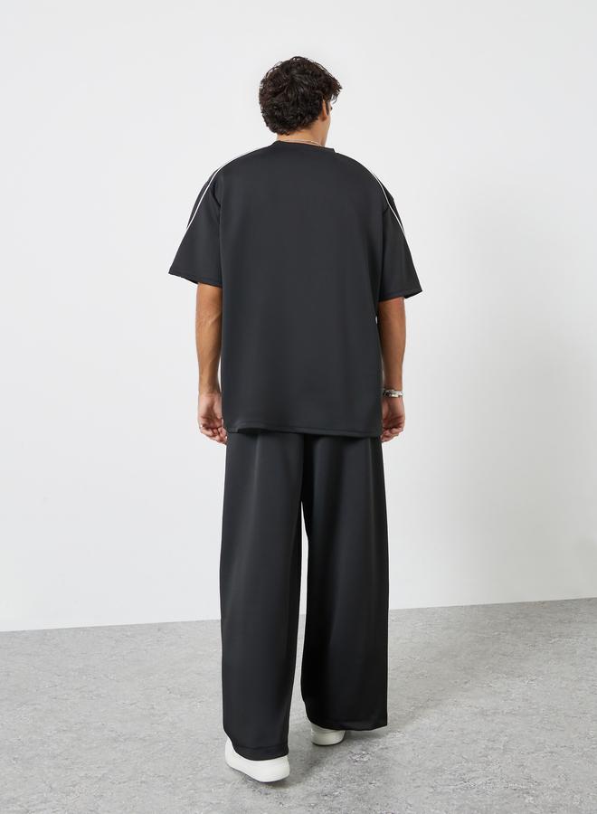 ستايلي طقم منسق من تيشيرت بقصة واسعة وتفاصيل شريط وبنطال - Image 4