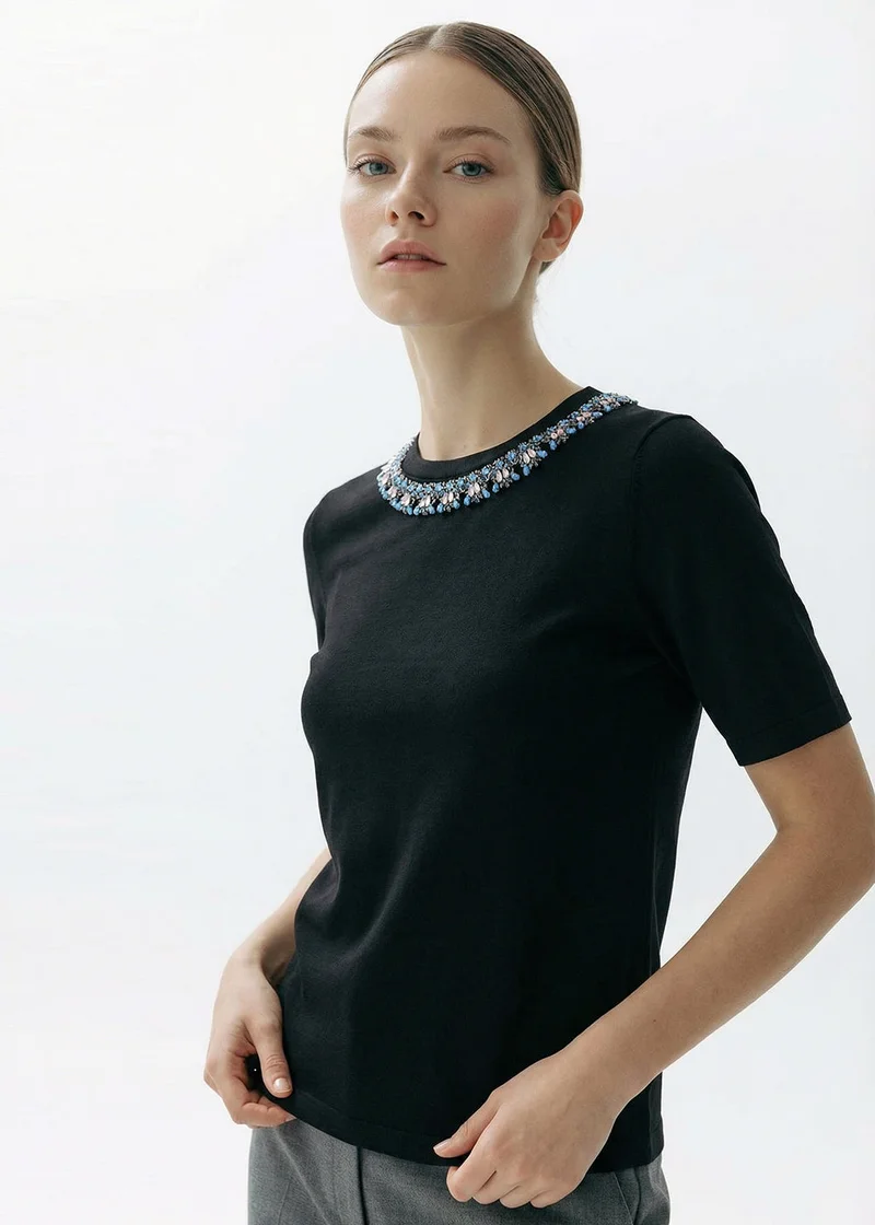 Exquise Crew Neck Embroidered Short Sleeve Regular Knit T-Shirt