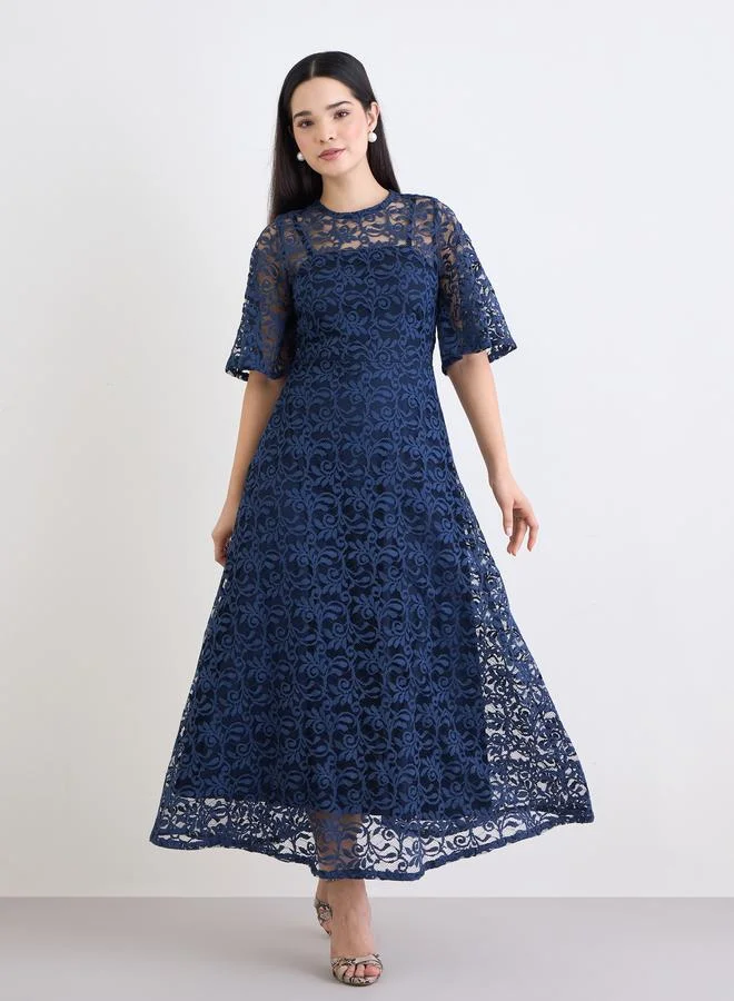 ستايلي فستان طويل بحافة واسعة وتفاصيل دانتيل كاملة