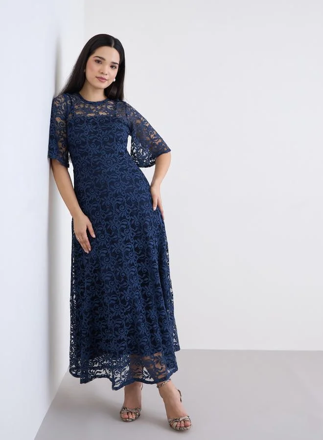 ستايلي فستان طويل بحافة واسعة وتفاصيل دانتيل كاملة