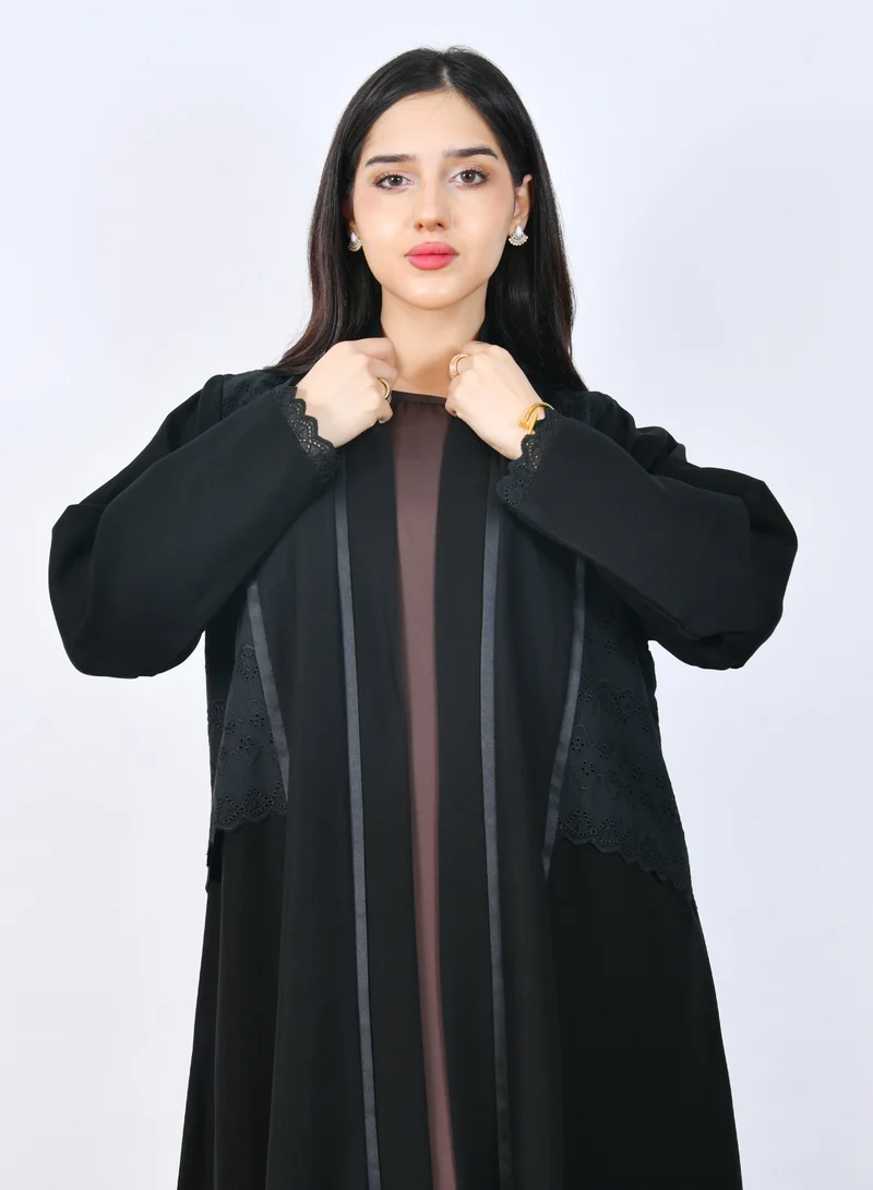 HAWRAA ABAYA Elegant abaya with an overlapping design featuring openwork fabric embellished with a soft satin ribbon along the front.