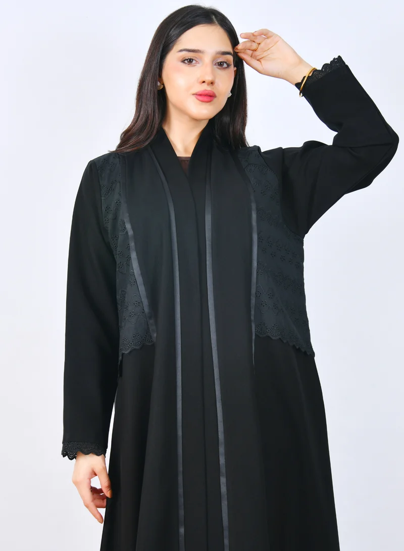 HAWRAA ABAYA Elegant abaya with an overlapping design featuring openwork fabric embellished with a soft satin ribbon along the front.