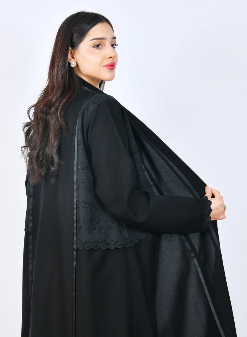 HAWRAA ABAYA Elegant abaya with an overlapping design featuring openwork fabric embellished with a soft satin ribbon along the front.
