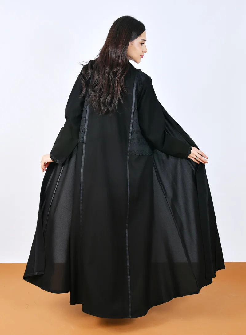HAWRAA ABAYA Elegant abaya with an overlapping design featuring openwork fabric embellished with a soft satin ribbon along the front.