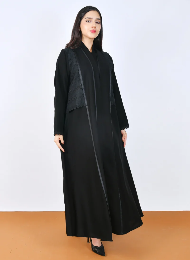 HAWRAA ABAYA Elegant abaya with an overlapping design featuring openwork fabric embellished with a soft satin ribbon along the front.