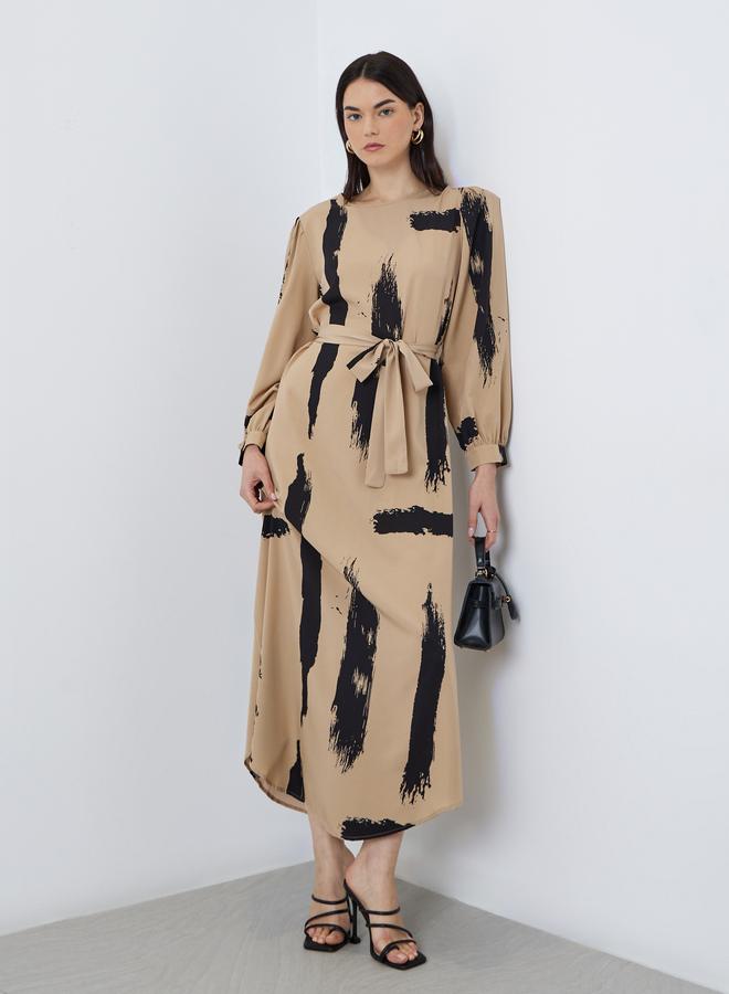 تايك تو فستان ماكسي طويل بأكمام طويلة مطبوع بحزام - Image 3