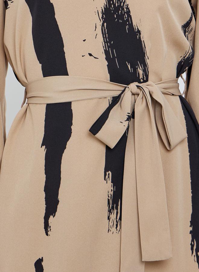 تايك تو فستان ماكسي طويل بأكمام طويلة مطبوع بحزام - Image 4