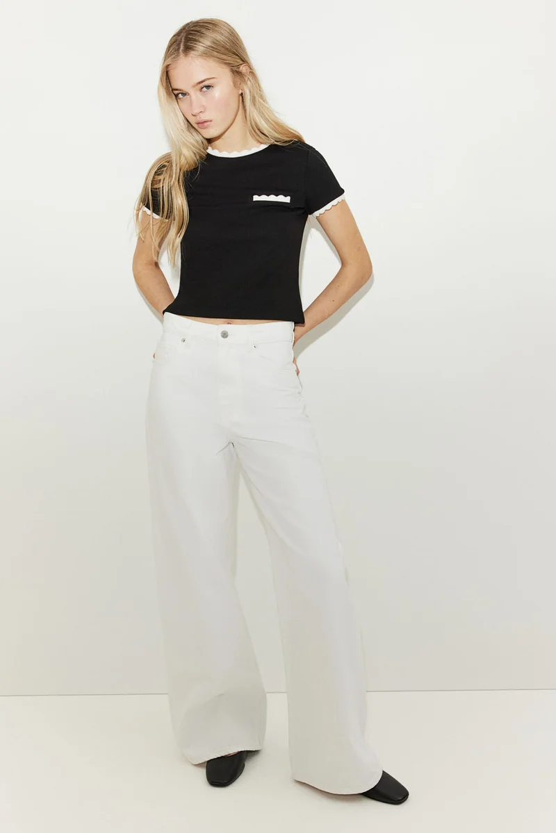 اتش اند ام بلوزة من نسيج مطاطي بحواف متعرجة