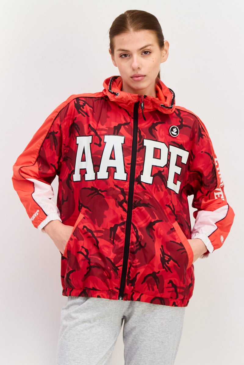 Aape By A Bathing Ape جاكيت واقي من الرياح للنساء بغطاء رأس بتصميم تمويهي، متعدد الألوان - Image 1