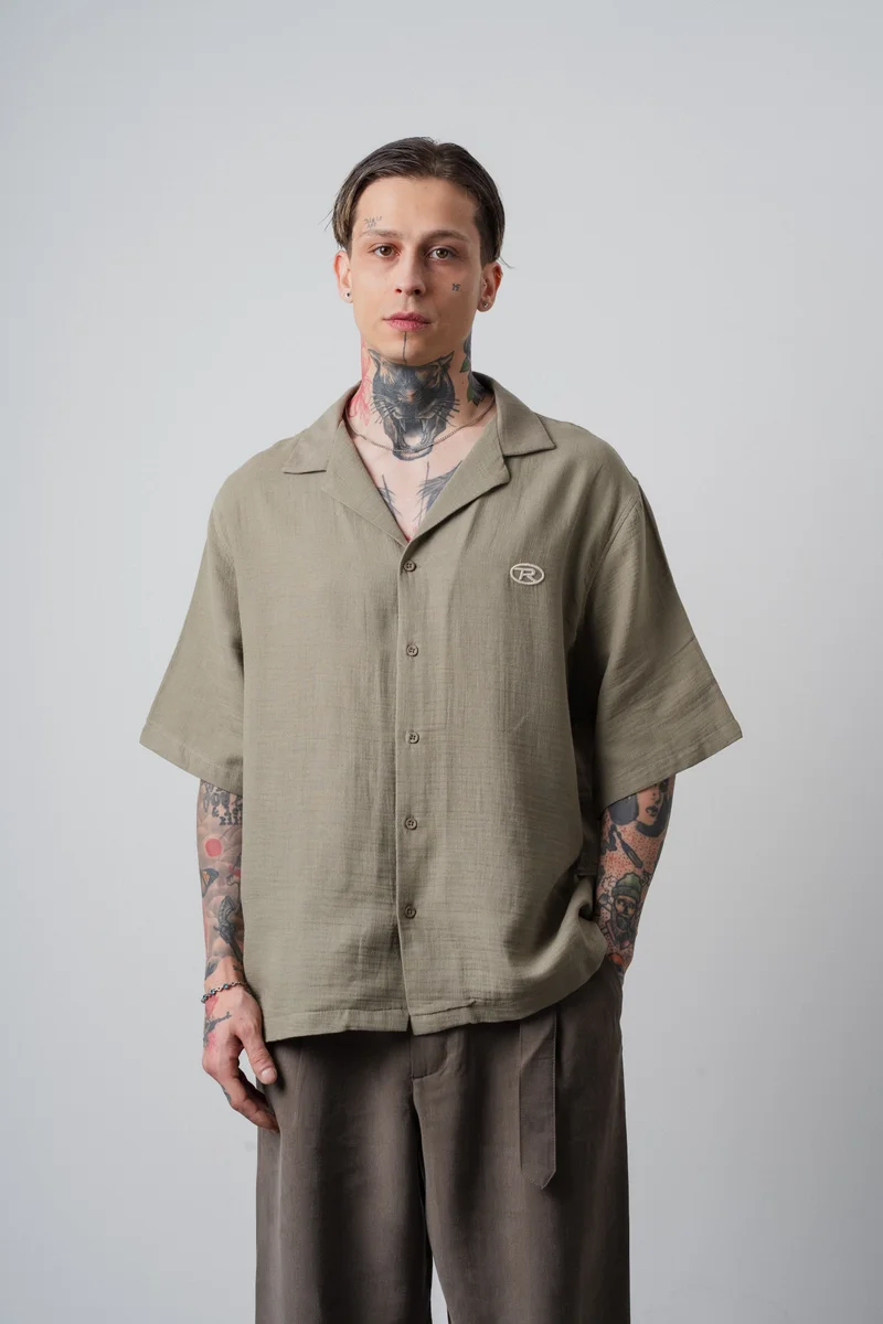 RESPIRE Men's R Embroidered Short-Sleeve Muslin Oversize Shirt Khaki