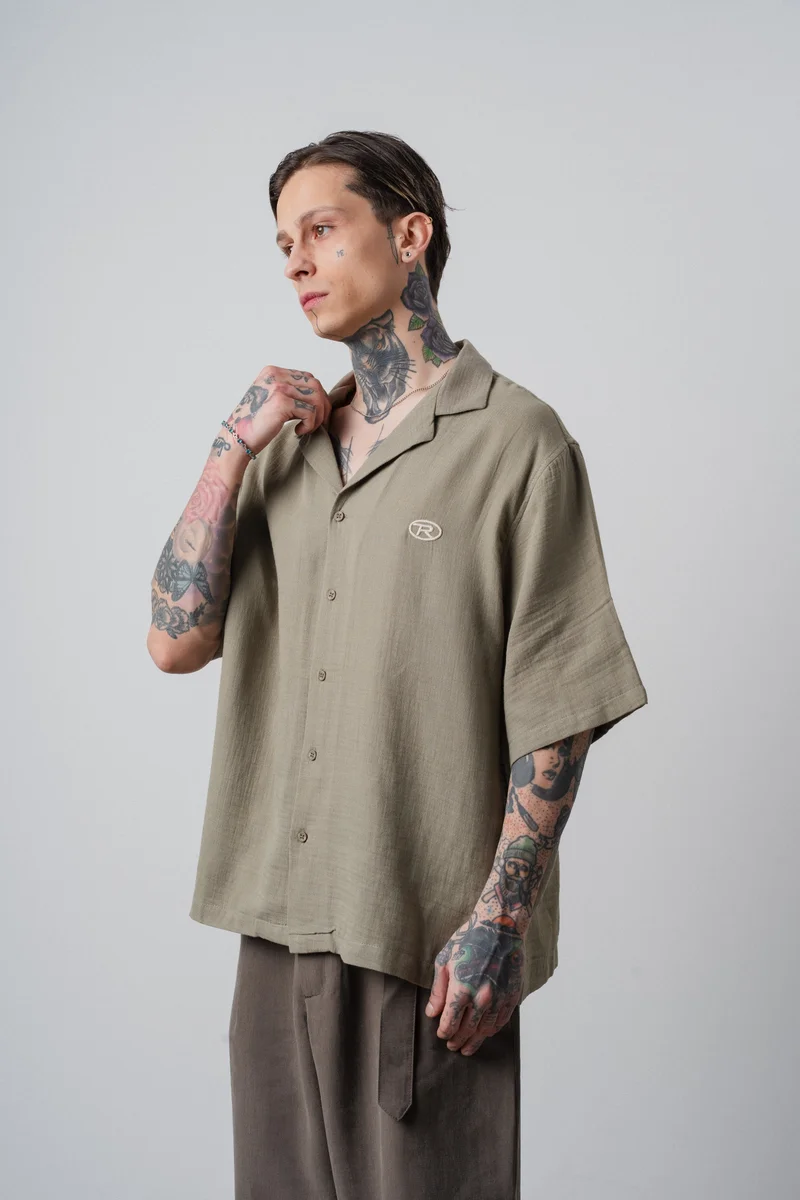 RESPIRE Men's R Embroidered Short-Sleeve Muslin Oversize Shirt Khaki