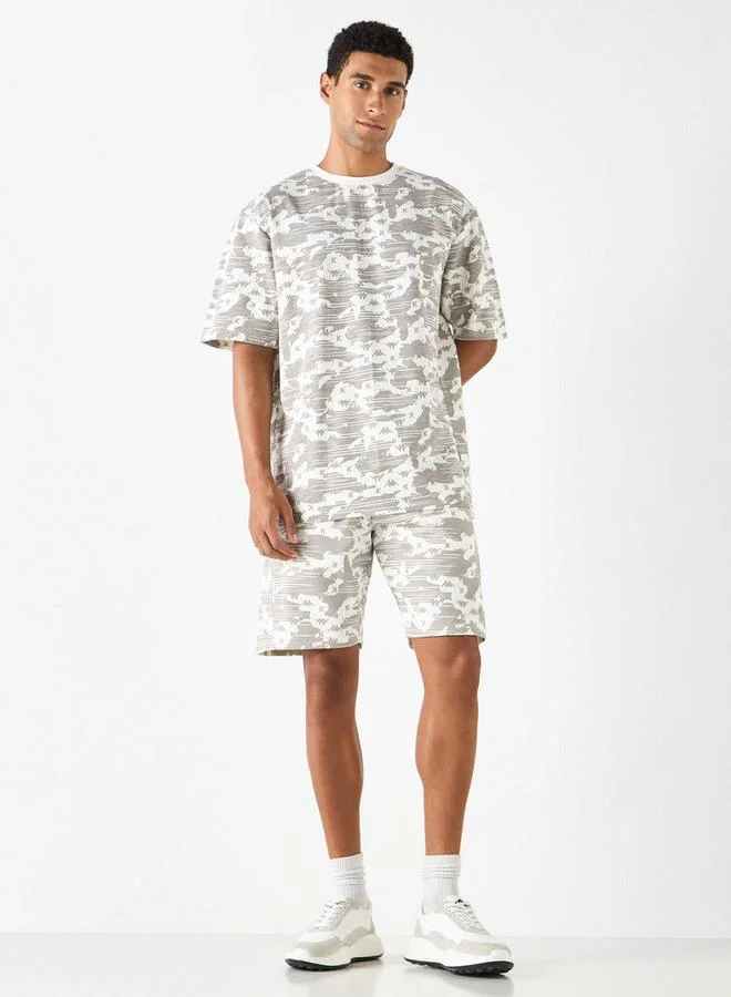 كابا تيشيرت بياقة ضيّقة وطبعات من كابا