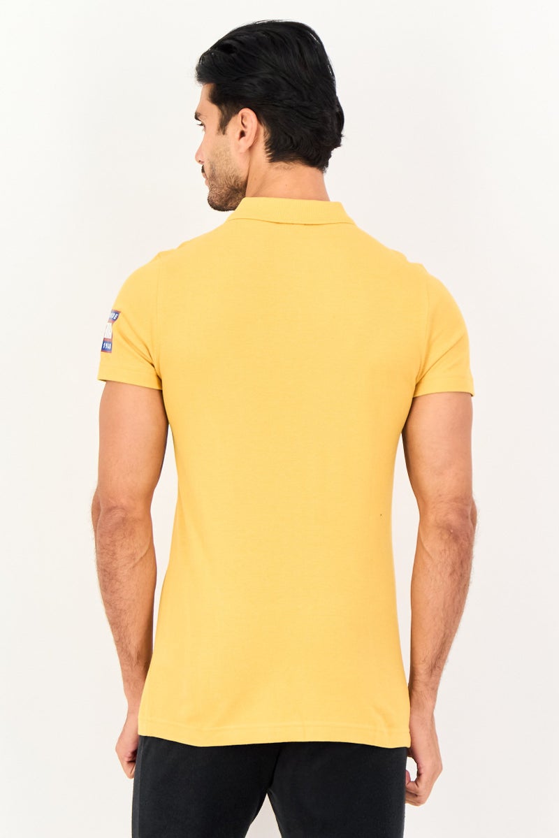 PUMA قميص بولو خارجي قصير الأكمام للرجال بتصميم ضيق مع شعار العلامة التجارية، أصفر - Image 4