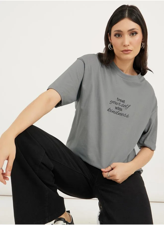 ستايلي Oversized Slogan Embroidered Short Sleeve T-Shirtâ€‹