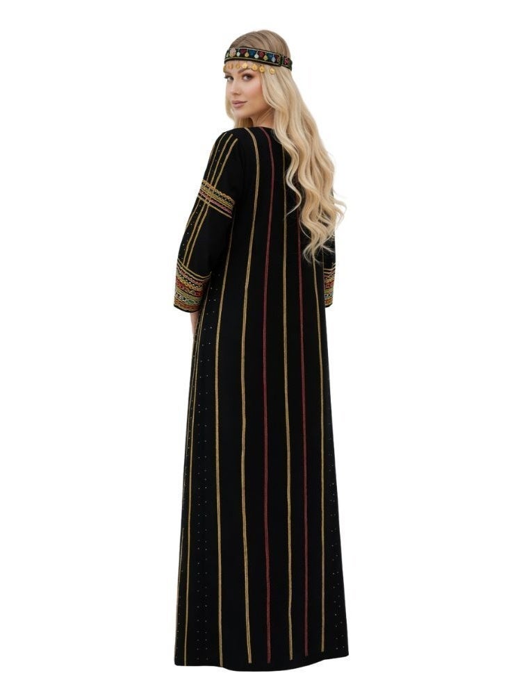 بريميم جلابية عسيرية سوداء بتطريز هندسي متعدد الألوان - الزي التقليدي النسائي ليوم تأسيس المملكة العربية السعودية، جلابية عسيرية أنيقة تعكس التراث الثقافي السعودي. - Image 3