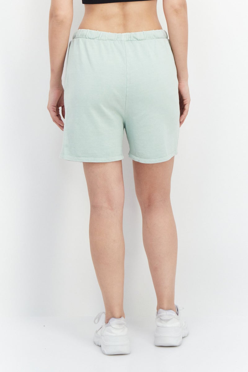 GUESS شورت أساسي مزين بشعار مطرز للنساء، أخضر - Image 4